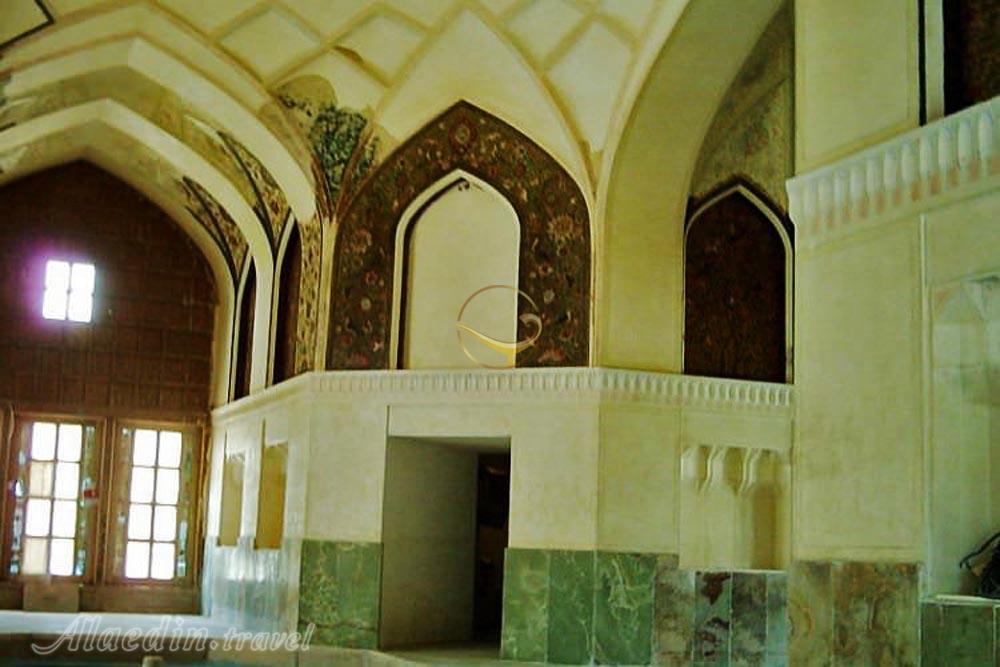 فضای داخلی عمارت کریم‌خان زند در باغ جهان نما در شیراز | علاءالدین تراول