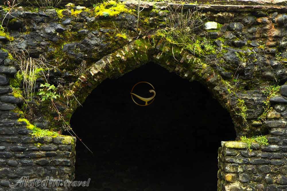 کاروانسرای سنگی تی تی سیاهکل | علاءالدین تراول