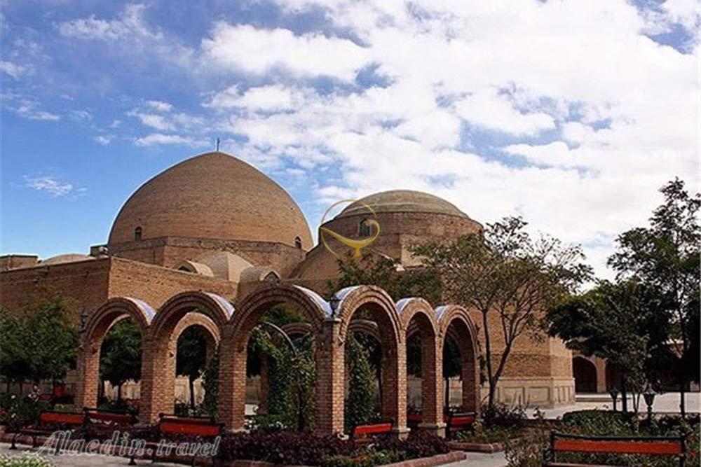 محوطه بیرونی مسجد کبود تبریز | علاءالدین تراول