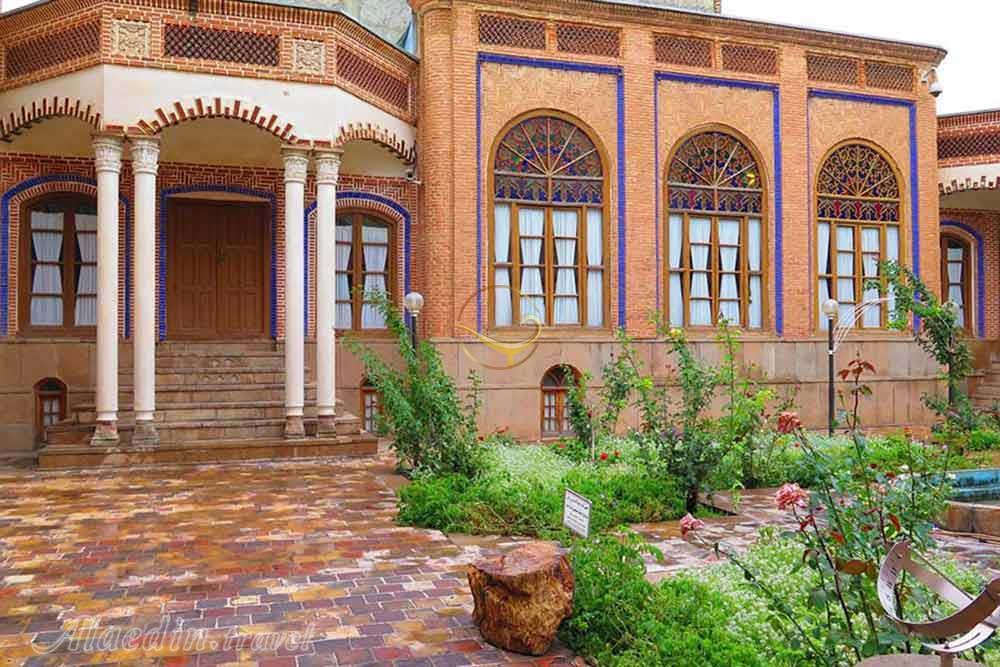 محوطه بیرونی موزه سنجش تبریز | علاءالدین تراول