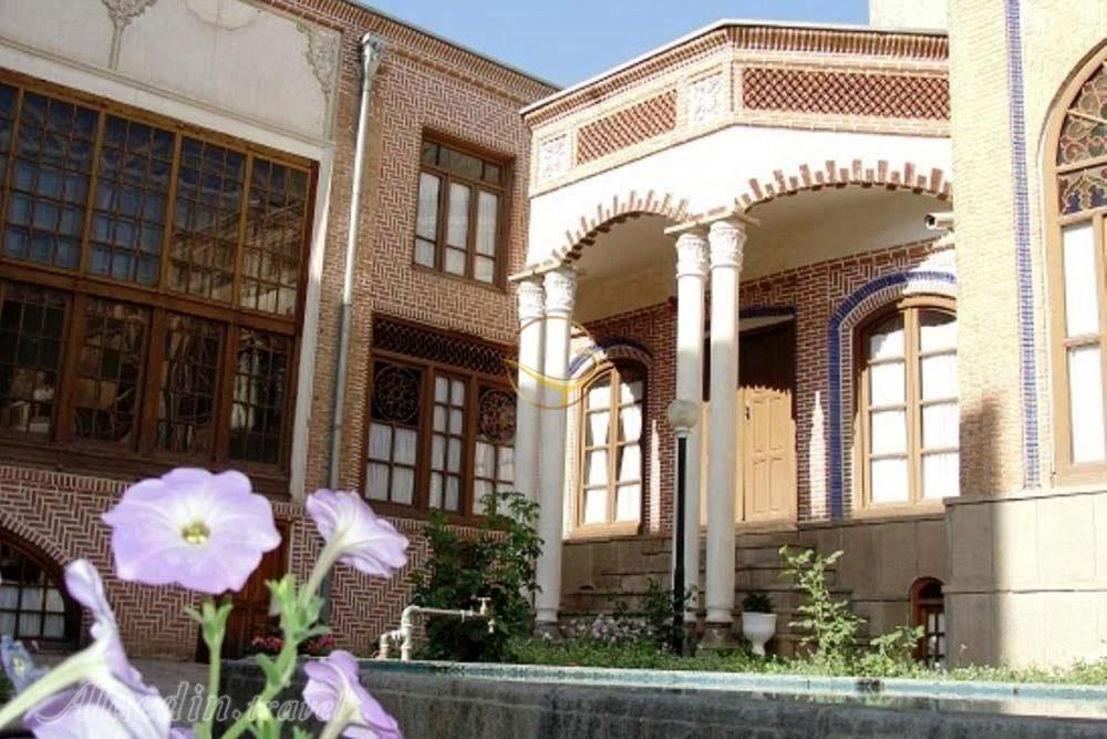 محوطه بیرونی موزه سنجش تبریز | علاءالدین تراول
