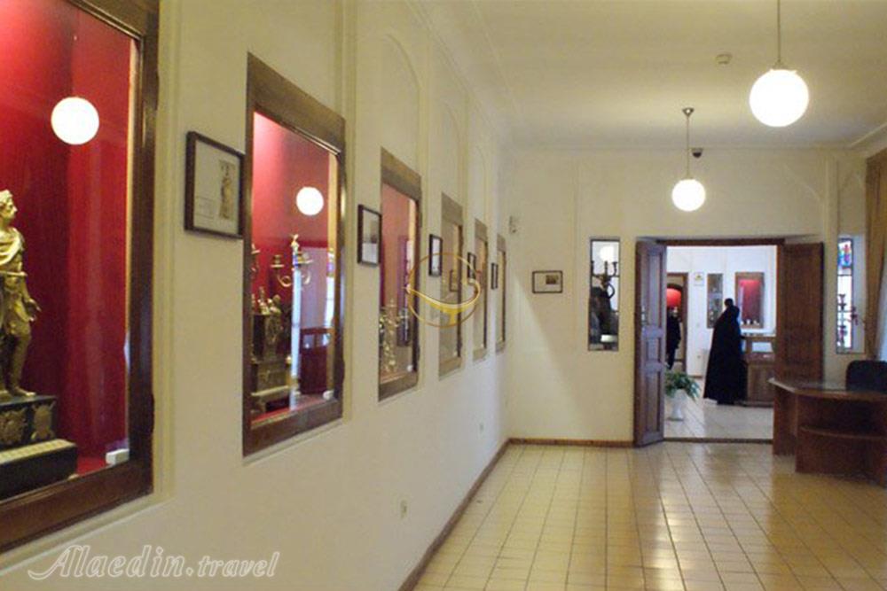 محوطه بیرونی موزه سنجش تبریز | علاءالدین تراول