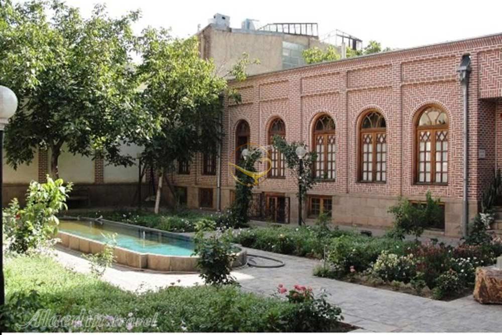 محوطه بیرونی خانه سنجش تبریز | علاءالدین تراول