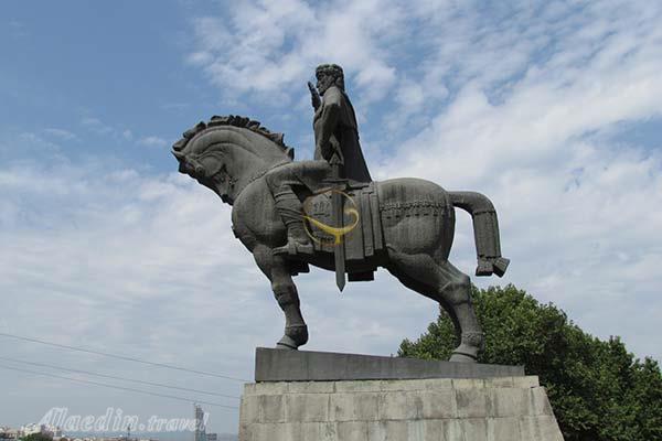 مجسمه واختانگ گرگاسالی در تفلیس - گرجستان