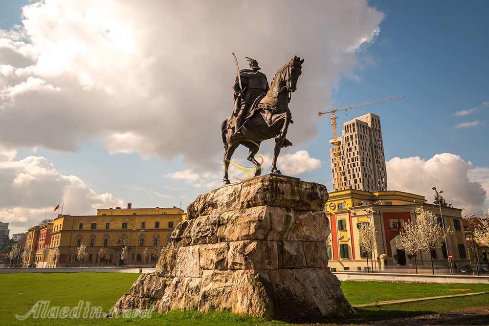 میدان اسکندربیگ در تیرانا | علاءالدین تراول