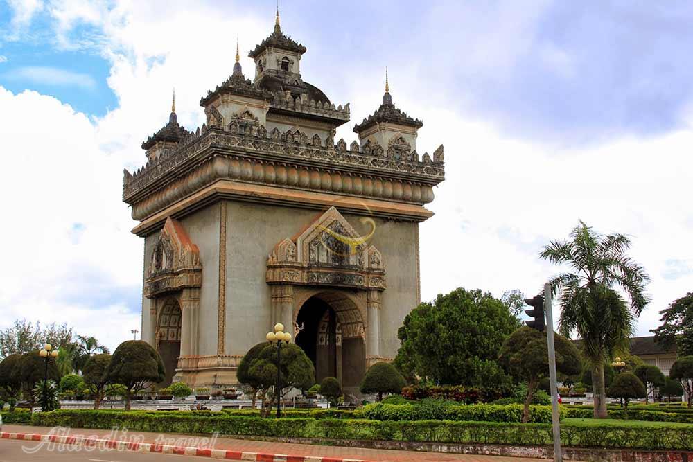 بنای یادبود پاتوکسای در وین تیان | علاءالدین تراول