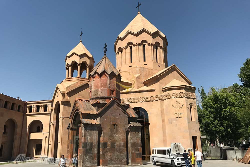 کلیسای کاتولیک (مریم مقدس) ایروان در ارمنستان | علاءالدین تراول