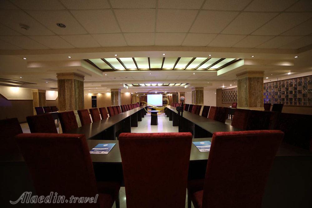 سالن میمنت 1 هتل معین فومن | علاءالدین تراول