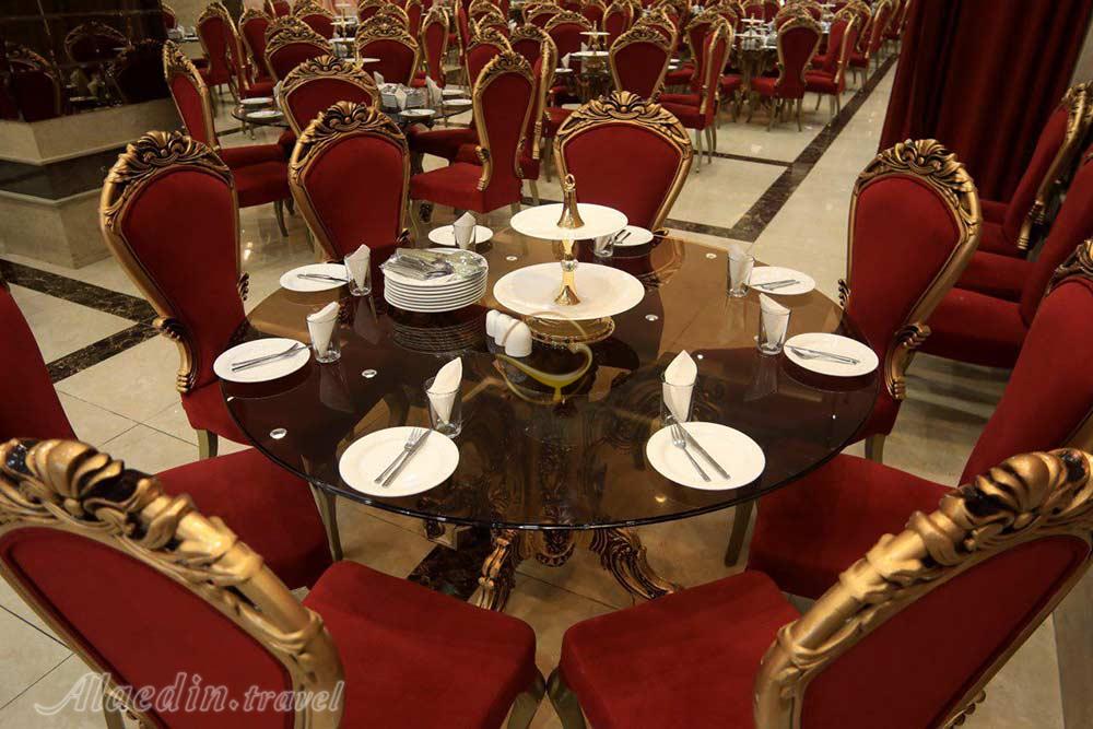 سالن قرمز هتل امیران همدان | علاءالدین تراول