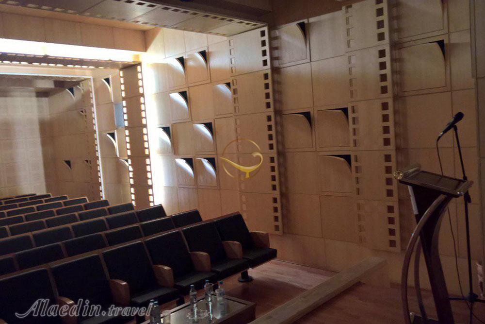 سالن آمفی تئاتر هتل سرای عامری‌ها کاشان | علاءالدین تراول