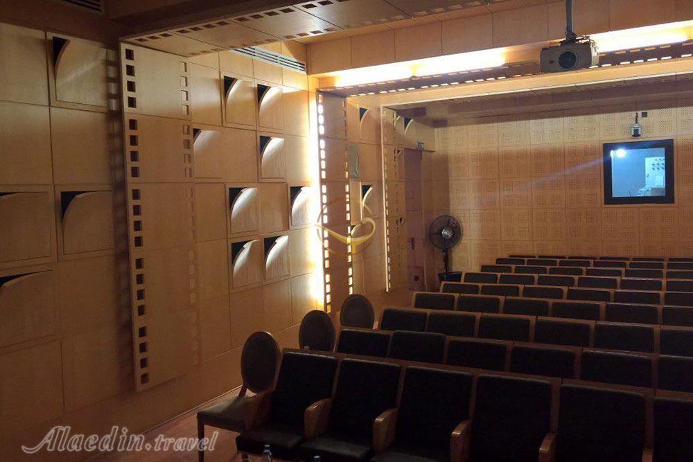 سالن آمفی تئاتر هتل سرای عامری‌ها کاشان | علاءالدین تراول