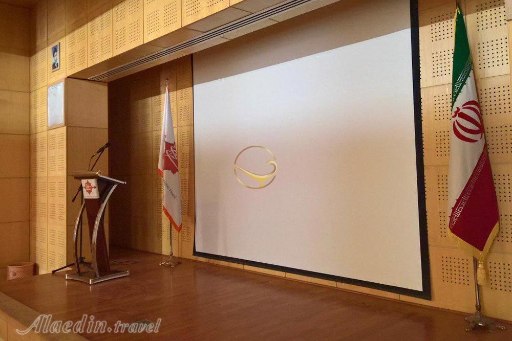 سالن آمفی تئاتر هتل سرای عامری‌ها کاشان | علاءالدین تراول