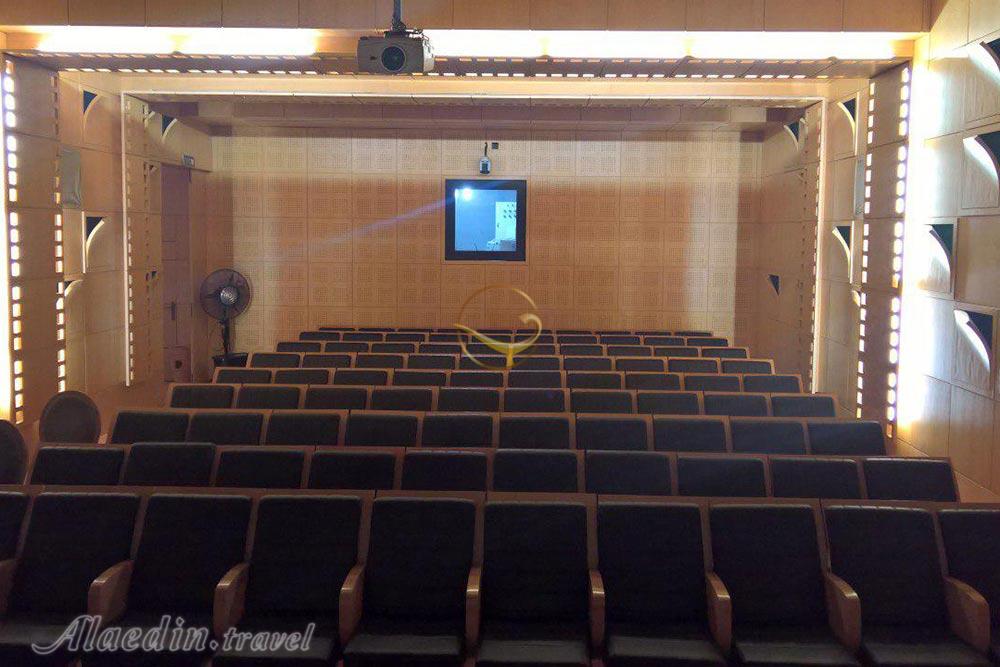 سالن آمفی تئاتر هتل سرای عامری‌ها کاشان | علاءالدین تراول