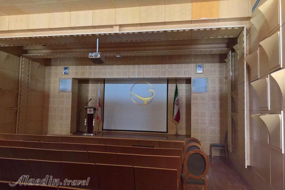 سالن آمفی تئاتر هتل سرای عامری‌ها کاشان | علاءالدین تراول