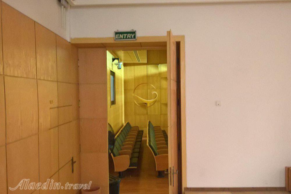 سالن آمفی تئاتر هتل سرای عامری‌ها کاشان | علاءالدین تراول