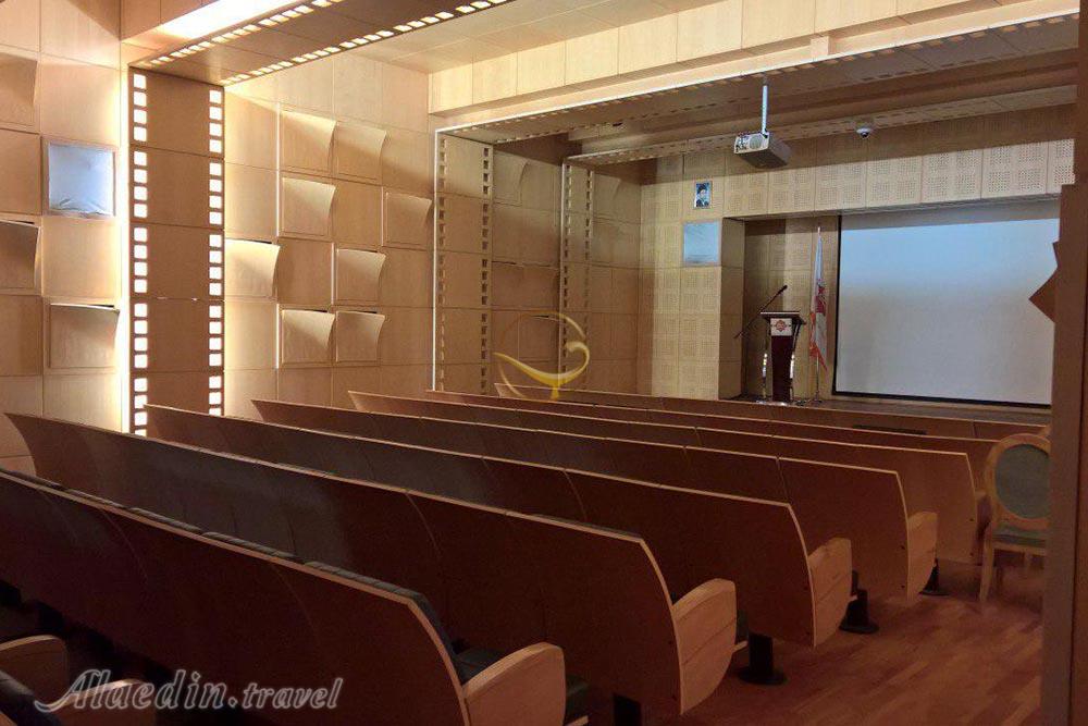 سالن آمفی تئاتر هتل سرای عامری‌ها کاشان | علاءالدین تراول