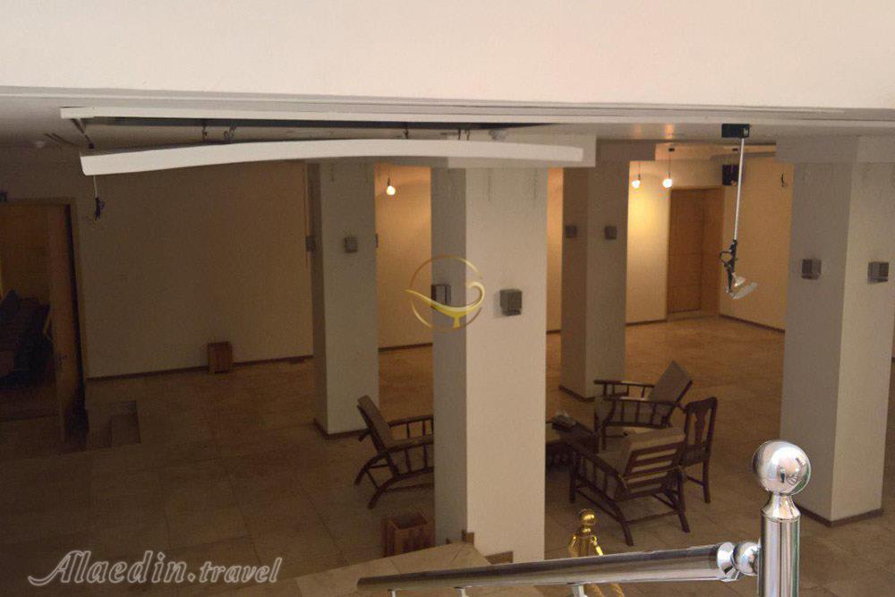 سالن آمفی تئاتر هتل سرای عامری‌ها کاشان | علاءالدین تراول