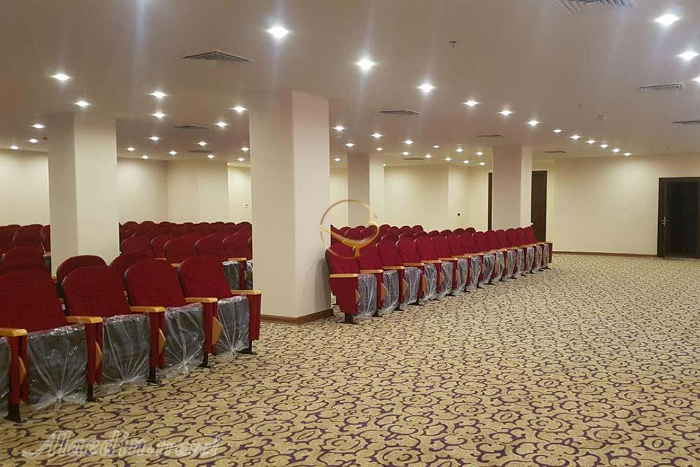 سالن آمفی تئاتر هتل میراژ کیش | علاءالدین تراول