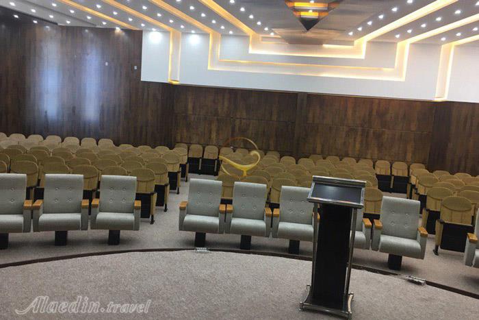 سالن آمفی تئاتر هتل ارم قشم | علاءالدین تراول