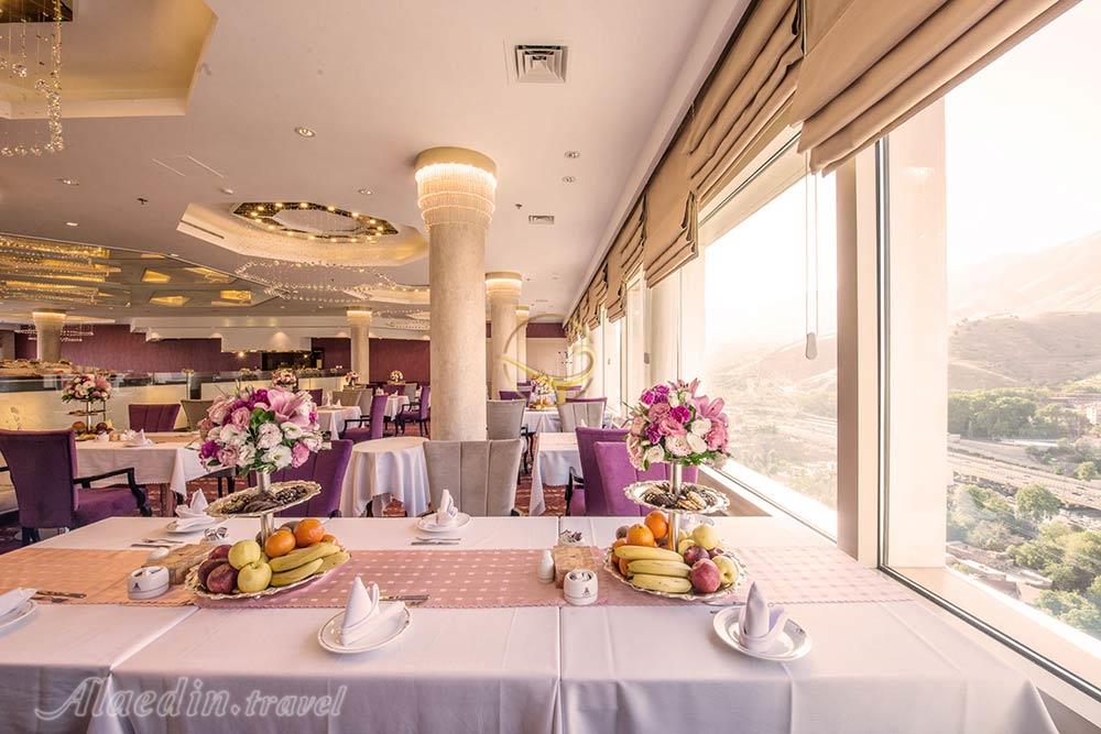 سالن پارسه هتل پارسیان آزادی تهران | علاءالدین تراول