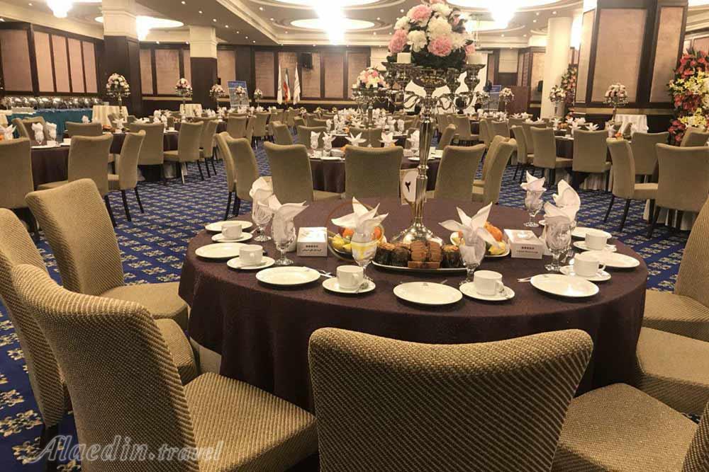 سالن پاسارگاد هتل اسپیناس تهران | علاءالدین تراول