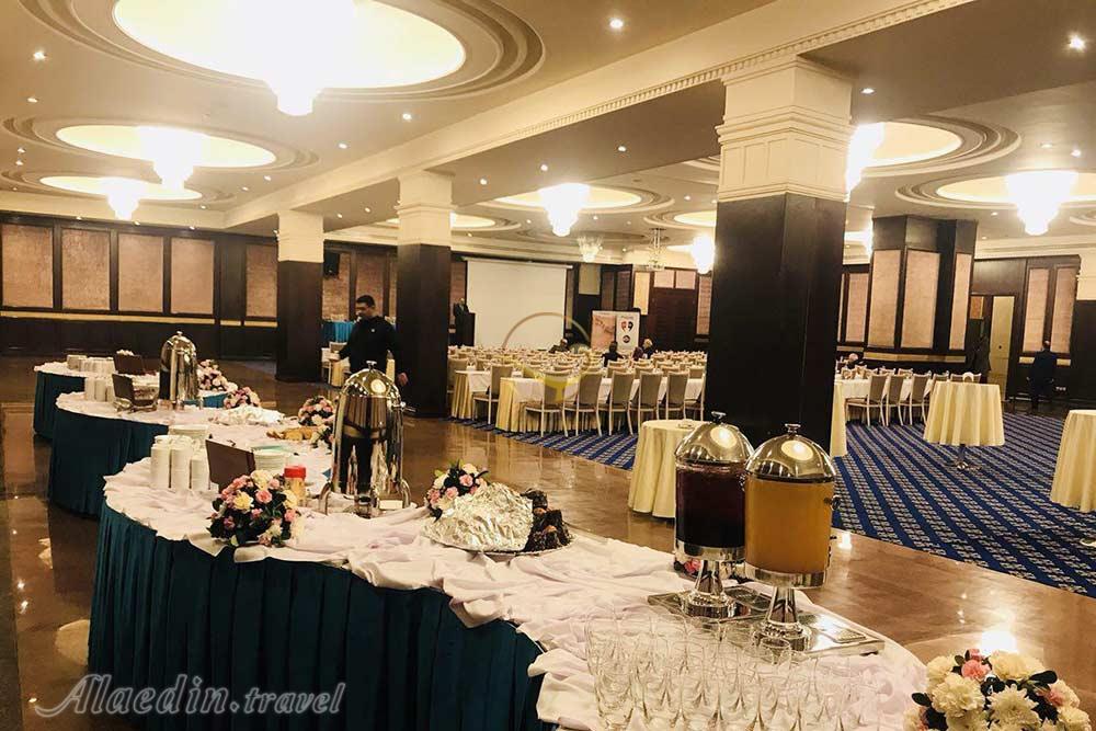 سالن پاسارگاد هتل اسپیناس تهران | علاءالدین تراول