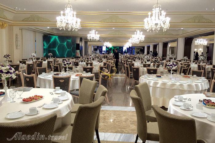 سالن بزرگ هتل اسپیناس پالاس تهران | علاءالدین تراول