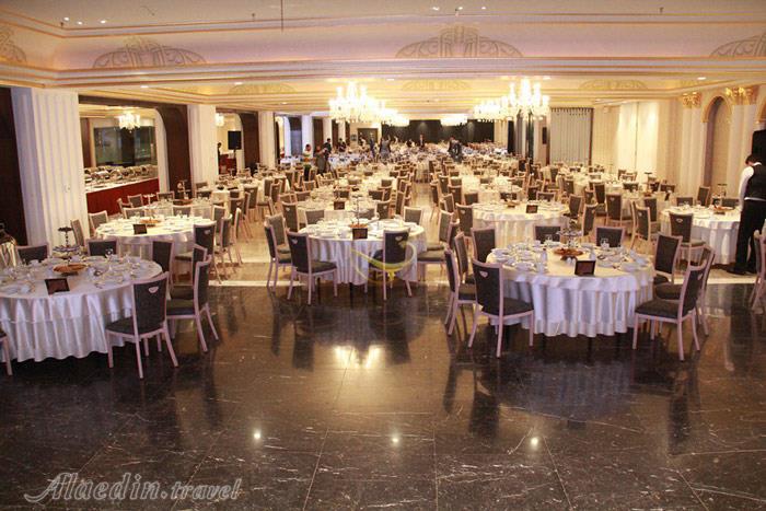 سالن بزرگ هتل اسپیناس پالاس تهران | علاءالدین تراول