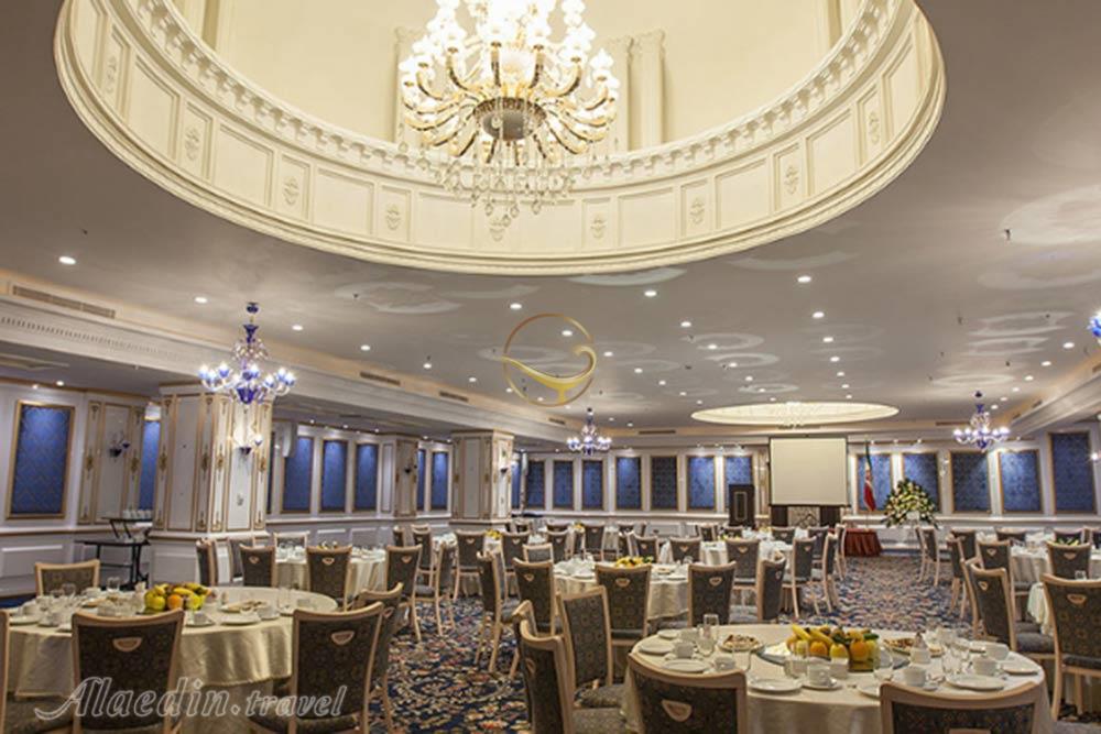 سالن ایوان هتل اسپیناس پالاس تهران | علاءالدین تراول