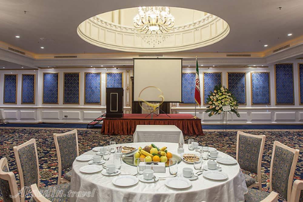 سالن ایوان هتل اسپیناس پالاس تهران | علاءالدین تراول