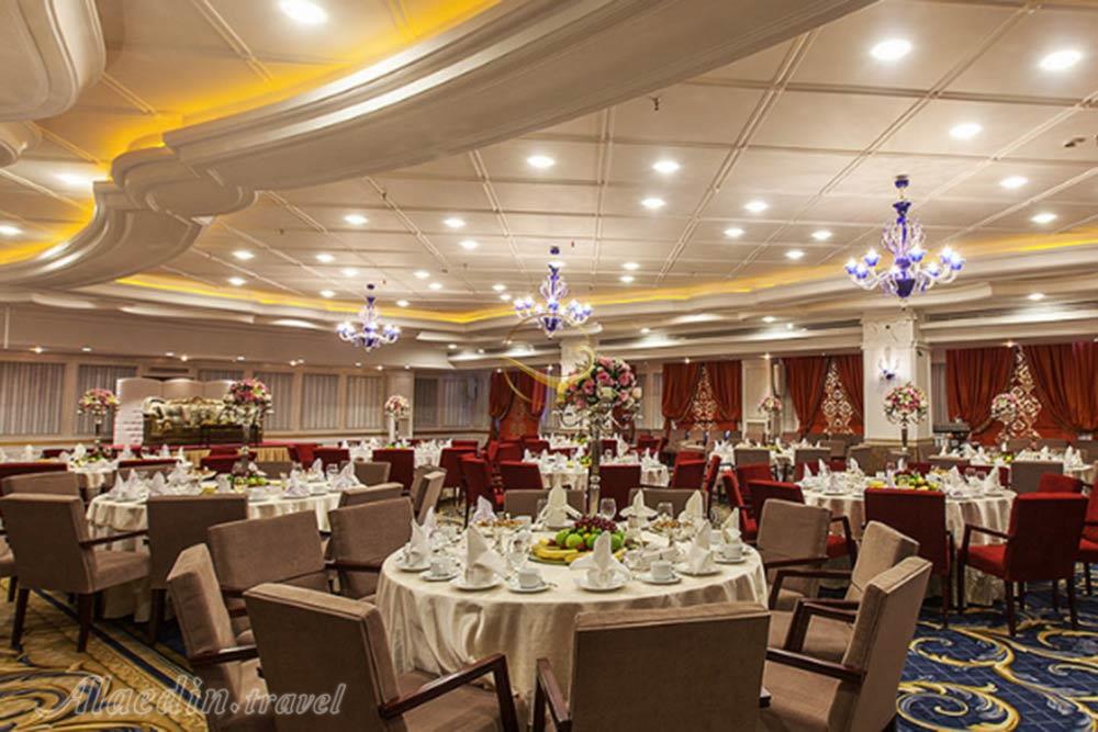 سالن پارسه یک هتل اسپیناس پالاس تهران | علاءالدین تراول