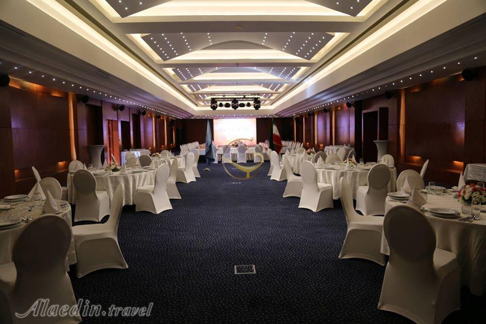 سالن صدف هتل هما تهران | علاءالدین تراول