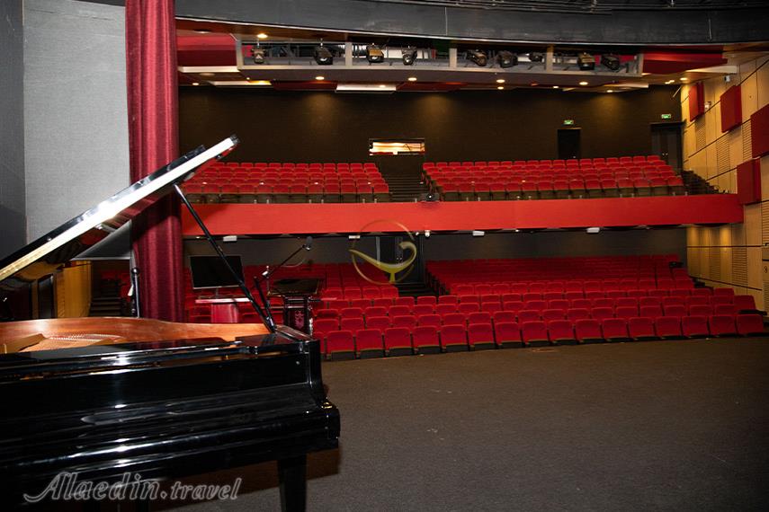 سالن آمفی تئاتر ساختمان شماره دو محک | علاالدین تراول