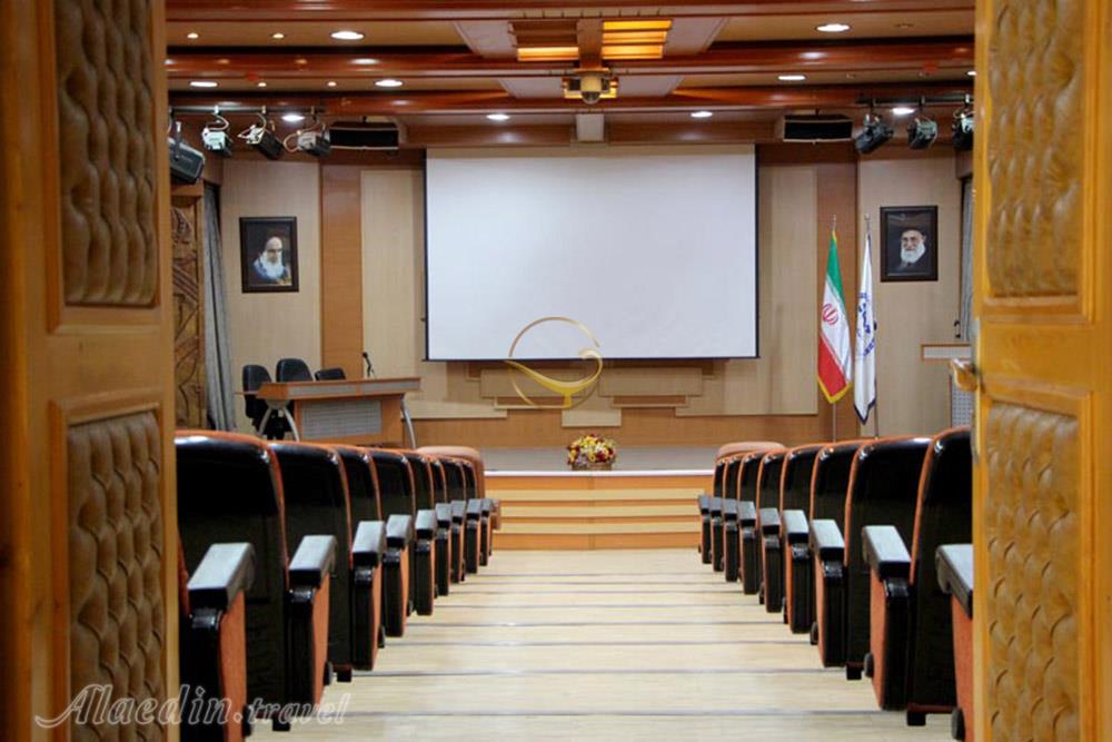 سالن آمفی تئاتر جهاد دانشگاهی صنعتی شریف | علاءالدین تراول