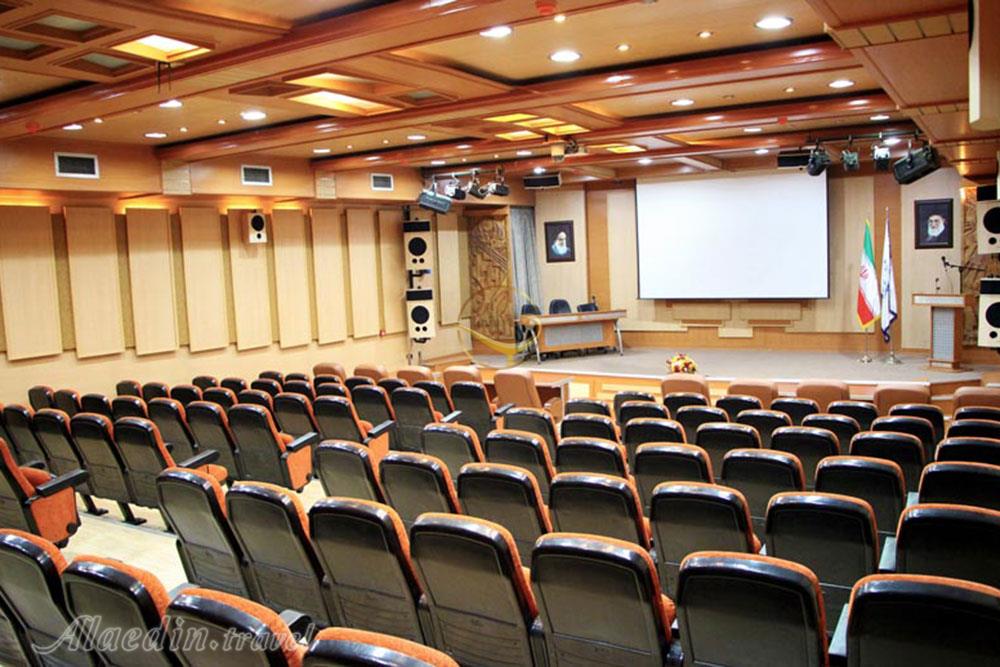 سالن آمفی تئاتر جهاد دانشگاهی صنعتی شریف | علاءالدین تراول