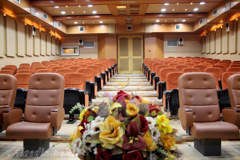 سالن آمفی تئاتر جهاد دانشگاهی صنعتی شریف | علاءالدین تراول