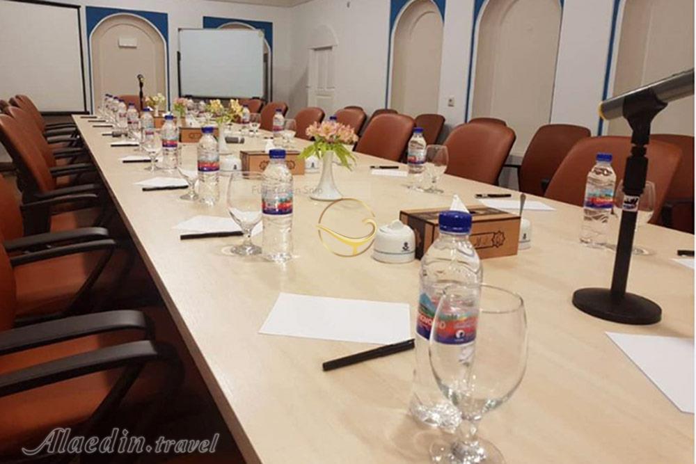 سالن کنفرانس هتل لاله یزد | علاءالدین تراول