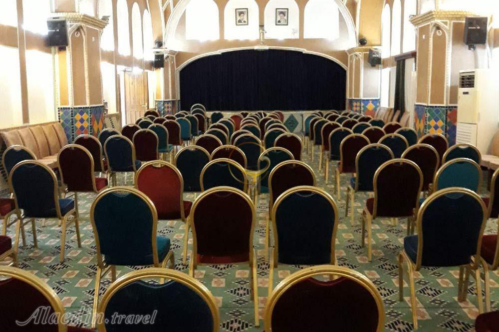 سالن آمفی تئاتر هتل باغ مشیرالممالک یزد | علاءالدین تراول
