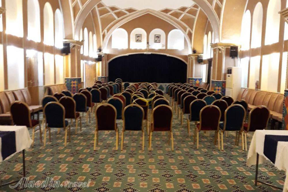 سالن آمفی تئاتر هتل باغ مشیرالممالک یزد | علاءالدین تراول