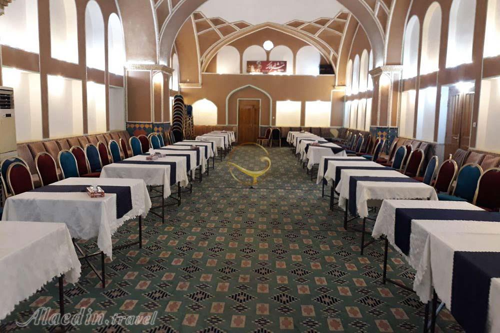 سالن آمفی تئاتر هتل باغ مشیرالممالک یزد | علاءالدین تراول