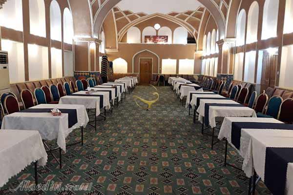 سالن آمفی تئاتر هتل باغ مشیرالممالک یزد | علاءالدین تراول