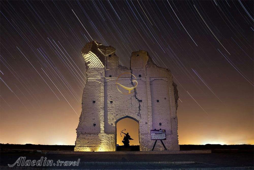 دروازه فرافر سریزد در شب