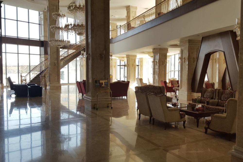 کافی شاپ هتل هاله بانه | علاءالدین تراول