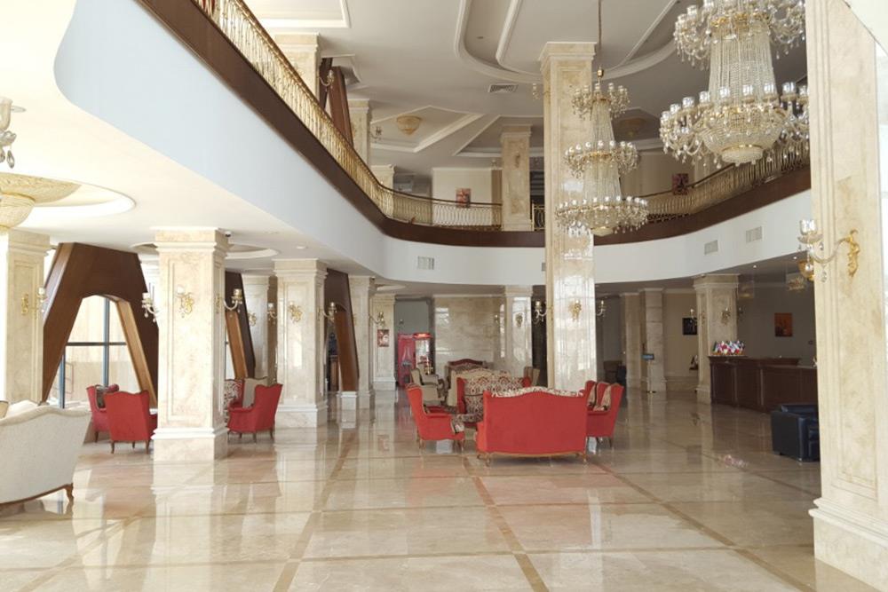 کافی شاپ هتل هاله بانه | علاءالدین تراول