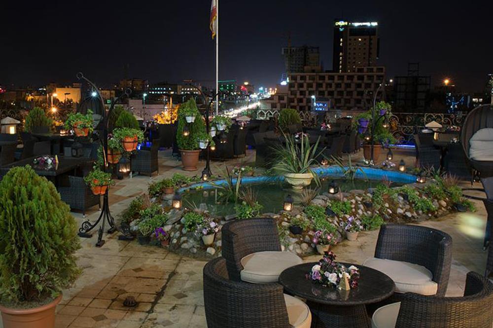 رستوران تابستانی بارگاه هتل قصرطلایی مشهد | علاءالدین تراول