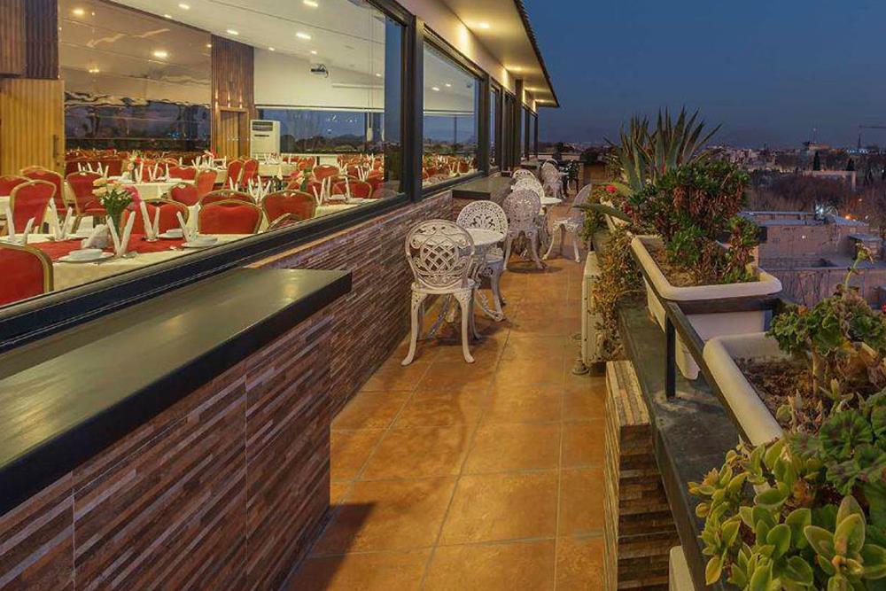 رستوران بام هتل شیخ بهایی اصفهان | علاءالدین تراول