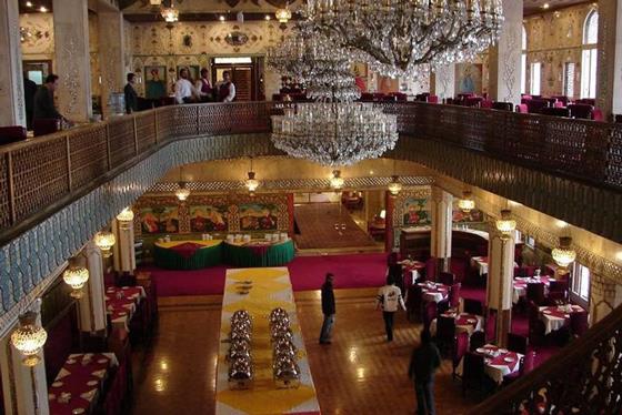 رستوران چهلستون هتل عباسی اصفهان | علاءالدین تراول