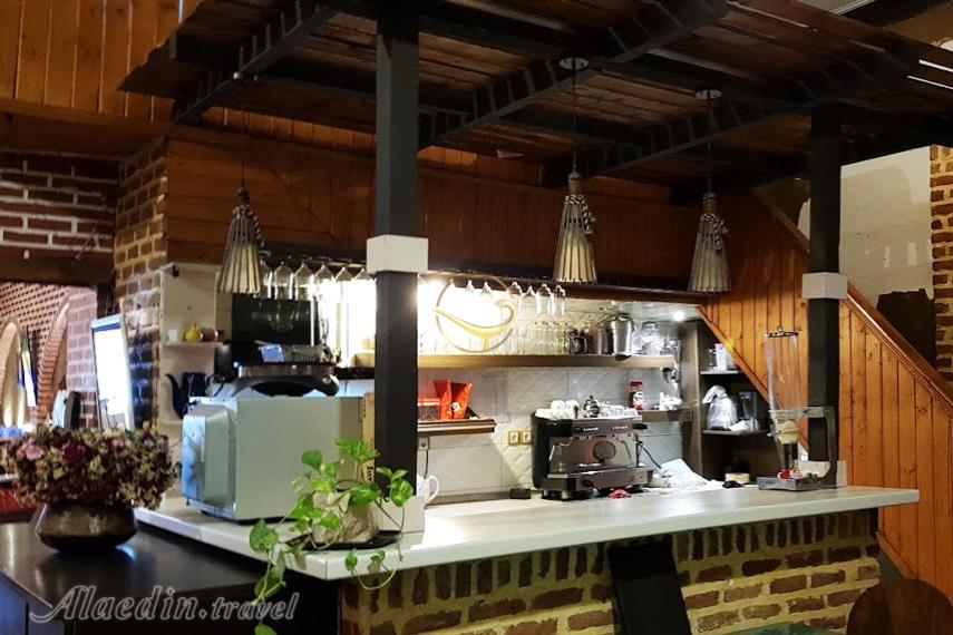 کافه رستوران برگ ریزان بابل