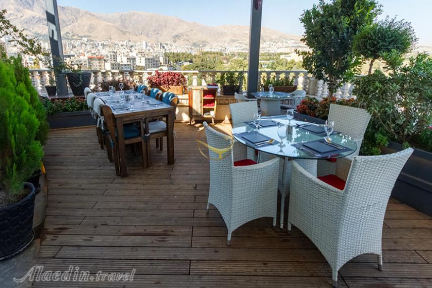 رستوران لئون پاسداران