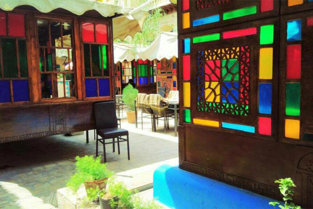 محوطه هتل سنتی 3 ستاره نیایش شیراز | علاءالدین تراول